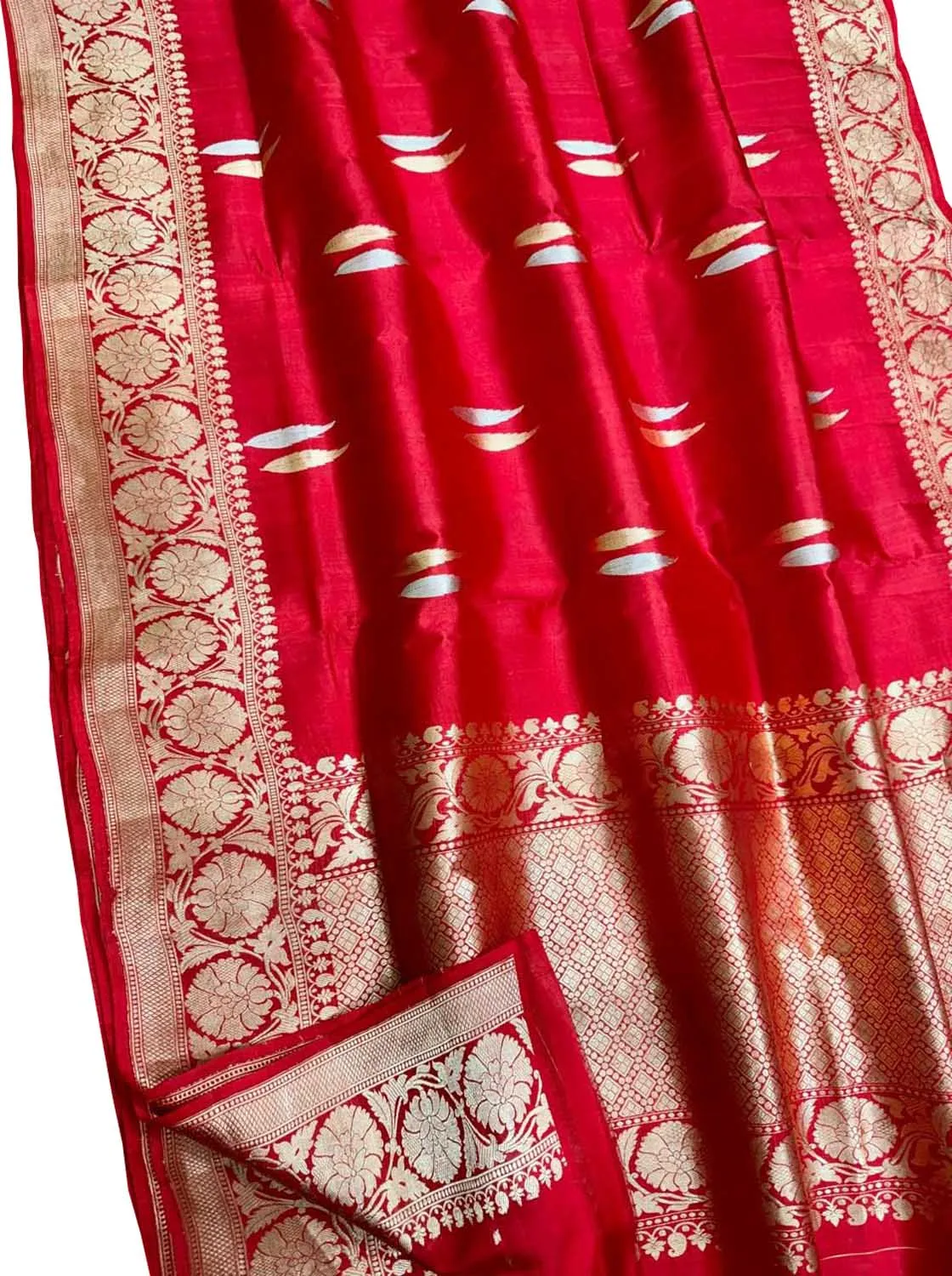 Exquisite Red Banarasi Silk Saree - Handloom Beauty