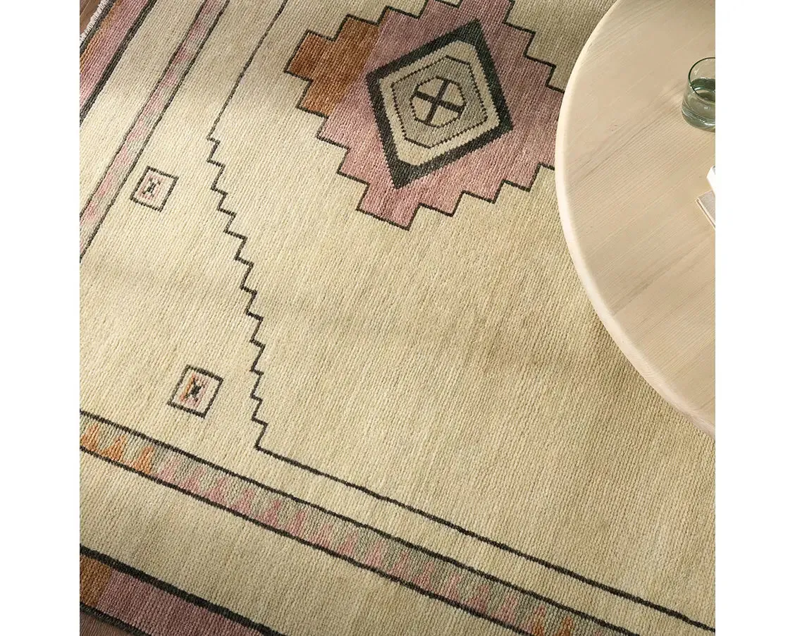 Jaipur Living Cyprus Nicosia Hand-Knotted  Pink/Cream Rug